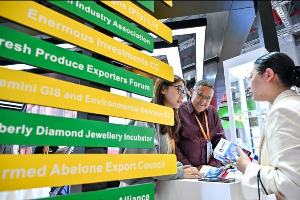 :Visitors pose for photos at the South Africa Pavilion during the 7th CIIE in Shanghai