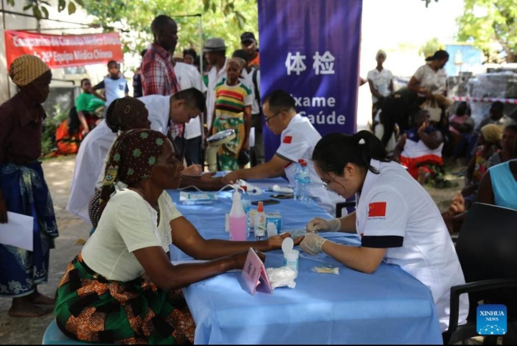 Chinese Doctors Provide Free Medical Services on Inhaca Island